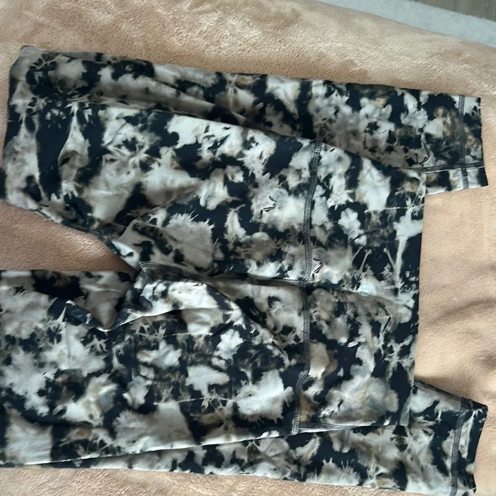 lululemon athletica Black and Tan Patterned Leggings - Picture 1 of 1